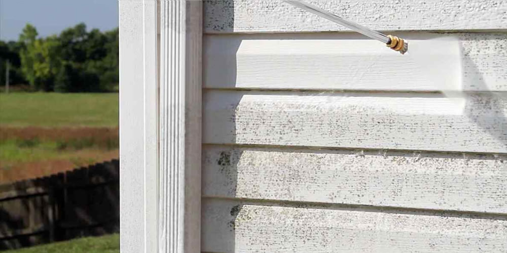 How to Clean Siding With a Power Washer